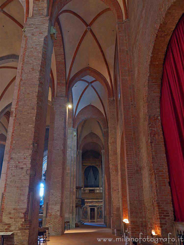 Milano - Navata laterale destra della Basilica di San Simpliciano